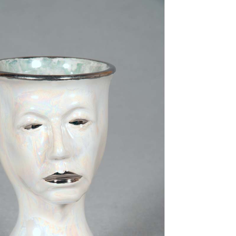 Mug in white and metallic silver with a face and a flared base